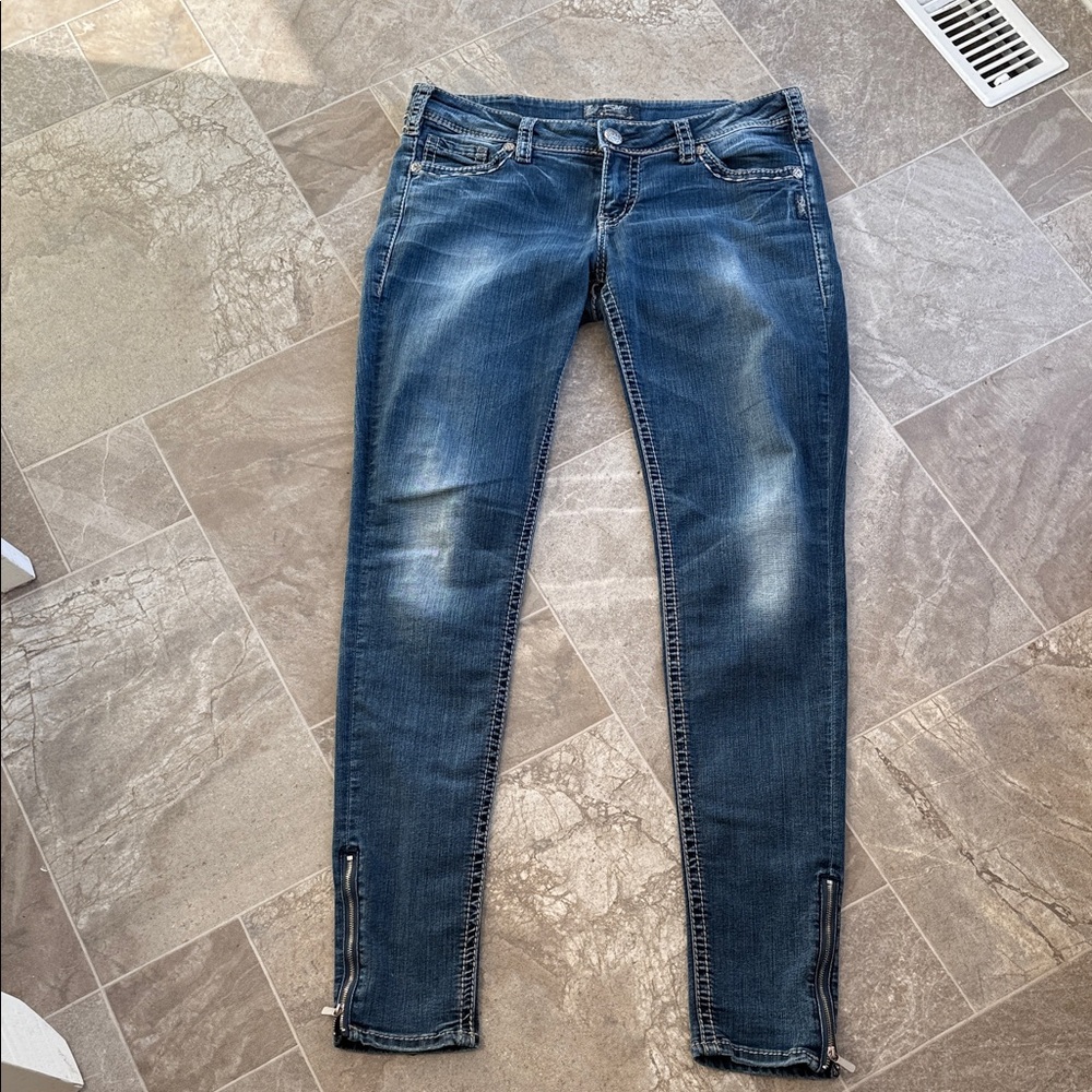 Silver AIKO W31/L33 Women's Blue Jeans zip up hem
Tan stitching